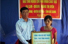 TTXVN trao nhà tình nghĩa tặng nạn nhân chất độc da cam 